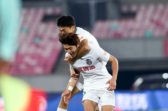 爱游戏入口-2610天！前中甲MVP中超再入球 重燃青岛保级希望