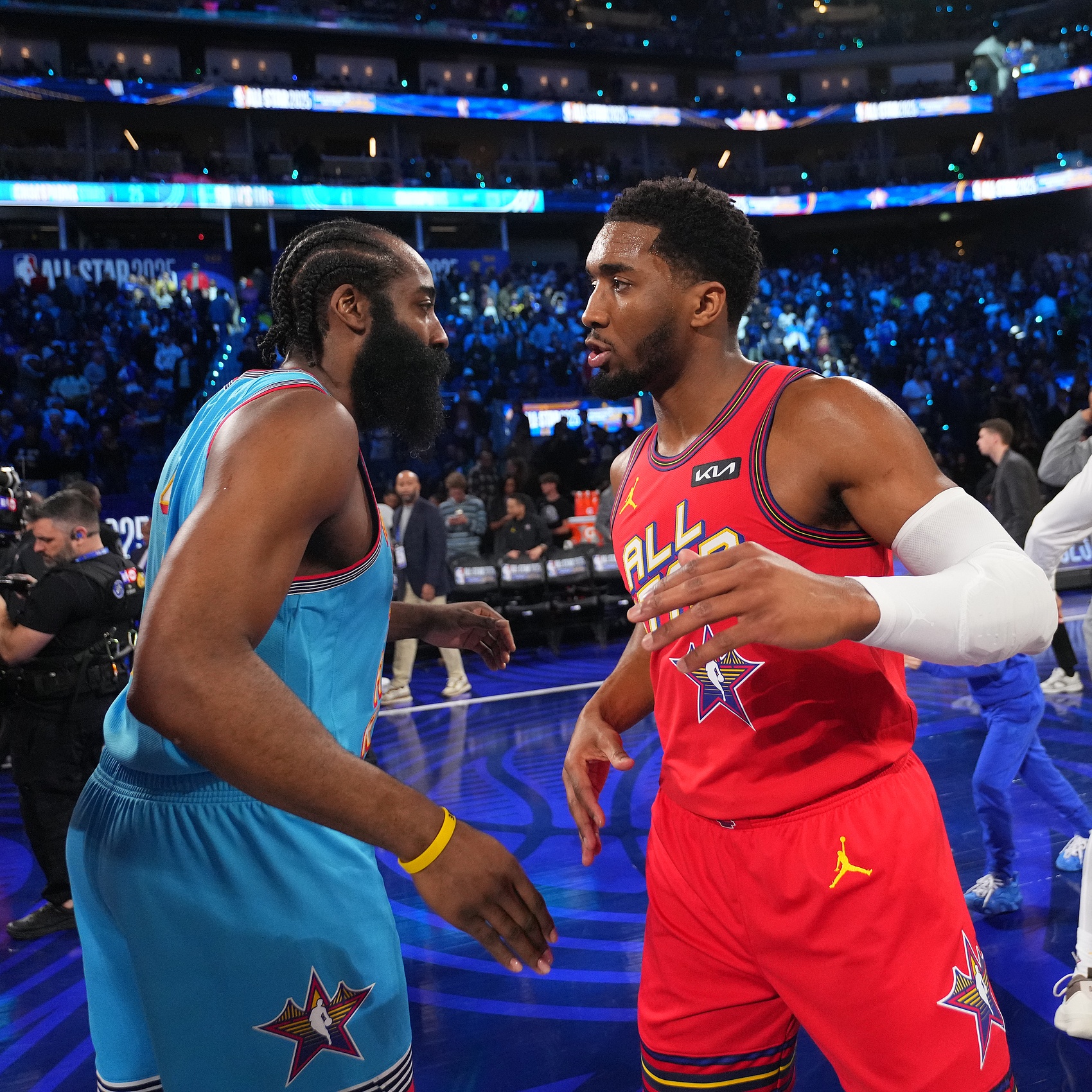 骑士为说服米切尔续约拼了！换哈登组豪阵 他们能冲出混乱东部？