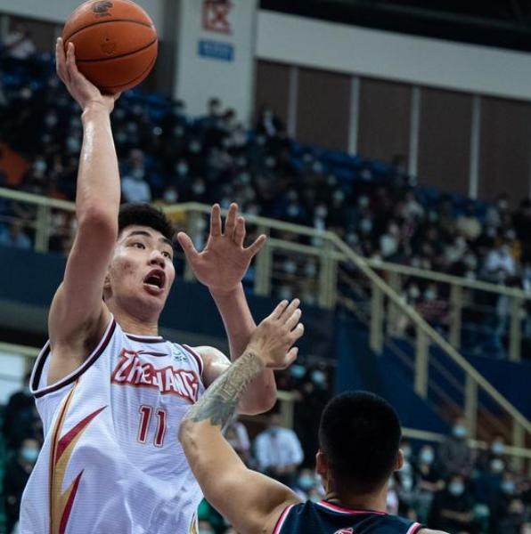 爱游戏平台-2021级新秀登场即惊艳 新人集体爆发还应理性看待