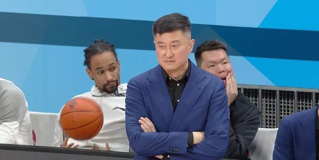 爱游戏平台-该醒醒了！广东杜锋一战引众怒，3大失误太致命，用人一塌糊涂